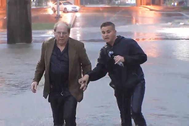 ABD'li muhabir sel sularına kapılan adamı görüntüledi