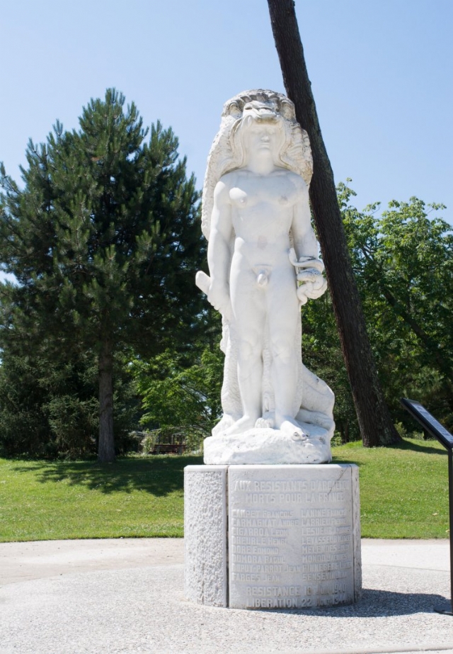 Fransa'daki Herkül heykeline portatif penis takıldı