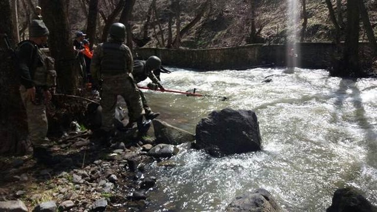 Muş'ta askerler derede silah aradı