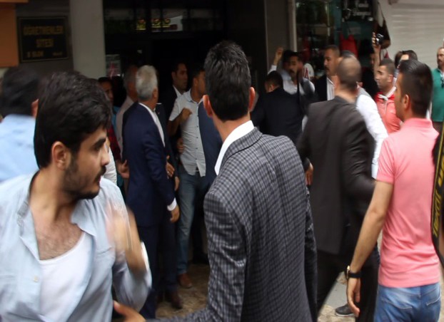 Adana'da MHP'lilerin basın açıklamasından sonra arbede
