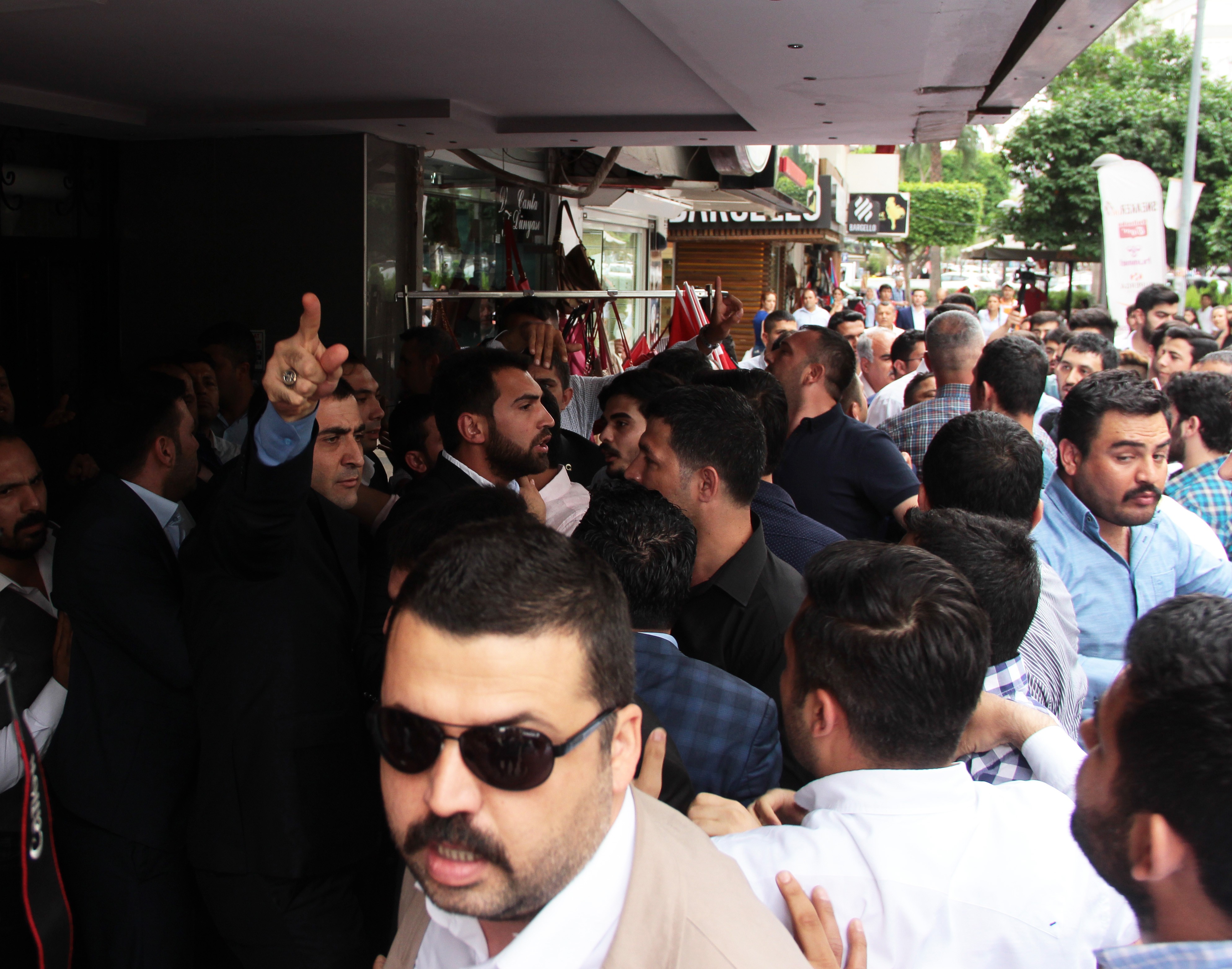 Adana'da MHP'lilerin basın açıklamasından sonra arbede